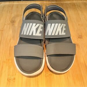 Nike Tanjun Flip Flop Women’s Gray Hook Loop Strap Sandals Size 7 Girls Light